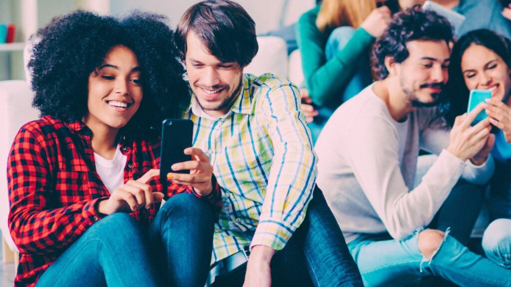 Quali sono i migliori posti dove lavorare per la GenZ? La ricerca di Great Place to Work genZ socialmedia positivi scaled 1