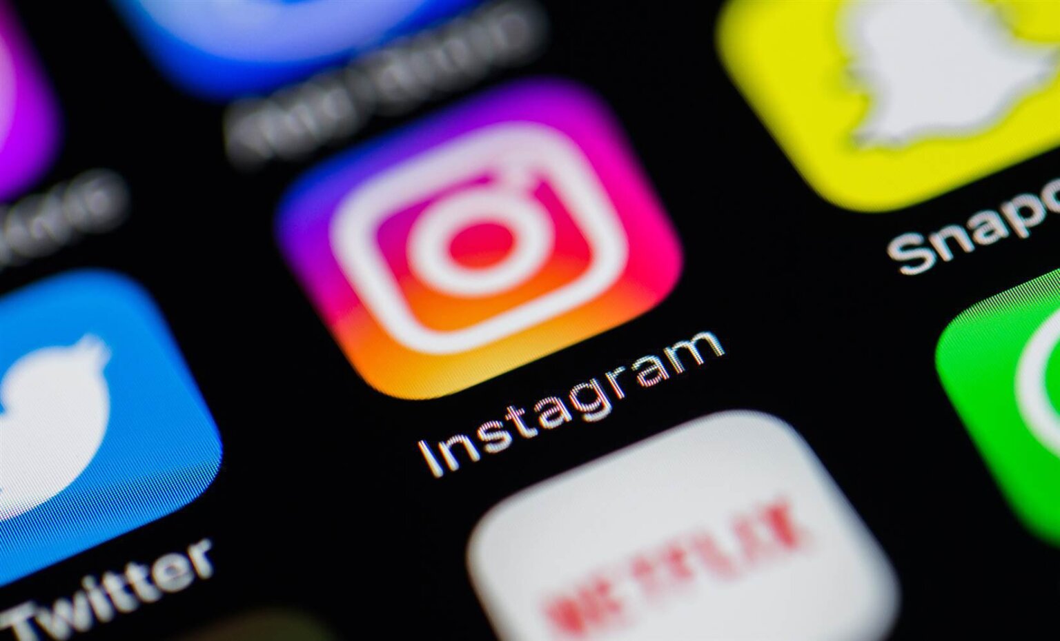 Instagram, ora gli utenti possono usare Meta AI nelle Stories. Che cosa consente di fare il nuovo strumento? instagram superzoom halloween