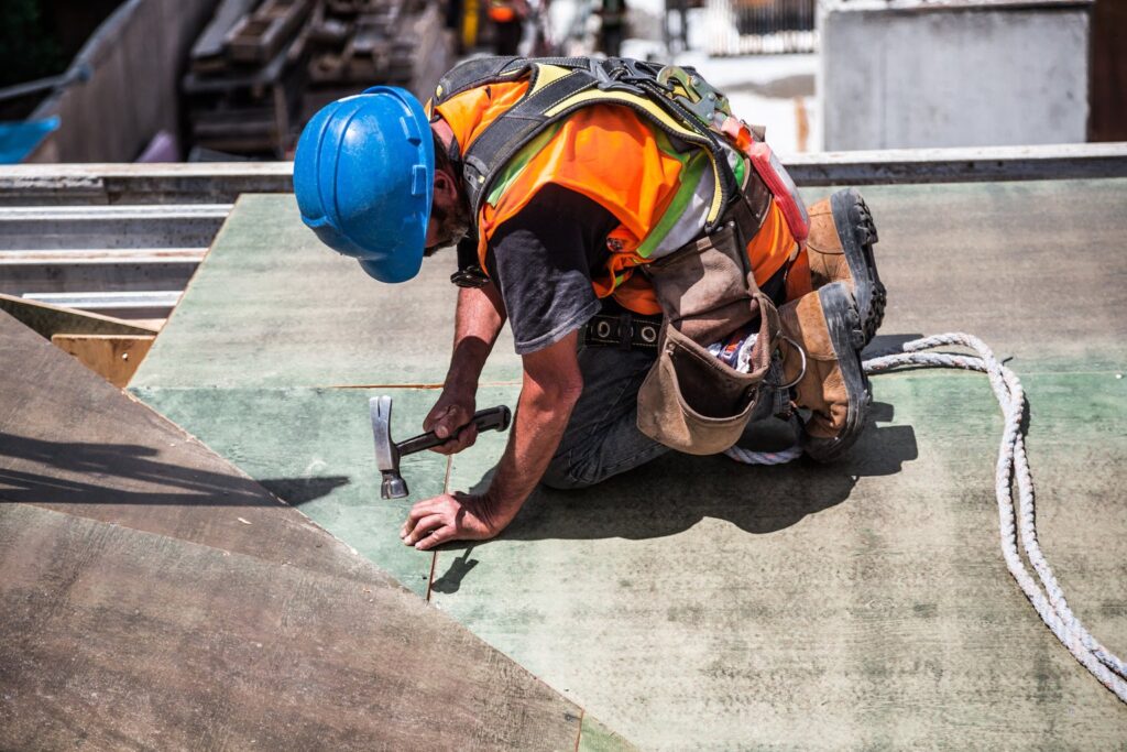 Dl Rilancio: cosa dice su ecobonus e sismabonus man wearing blue hard hat using hammer 544966