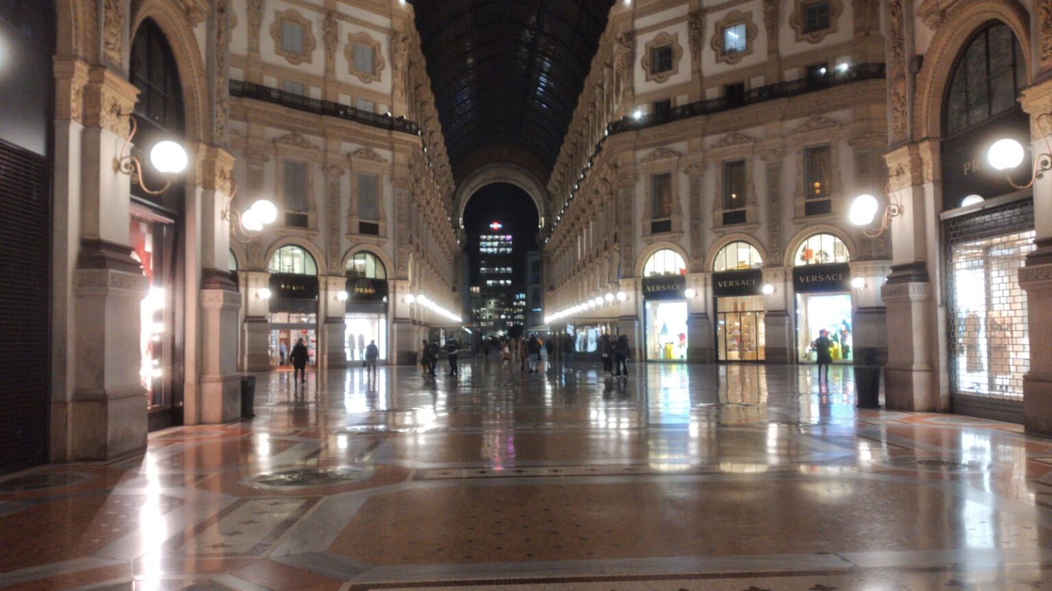 Covid, riunione d’emergenza del Comitato tecnico scientifico milano galleria notte coprifuoco lockdown