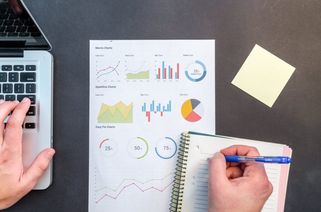 LexDo.it, come lanciare una startup innovativa in 72 ore person writing on notebook 669615