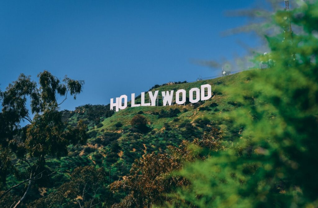 Sciopero a Hollywood, 11mila sceneggiatori bloccano le produzioni. Anche Netflix, Apple e Amazon accusate di favorire la gig economy pexels paul deetman 2695679 scaled 1