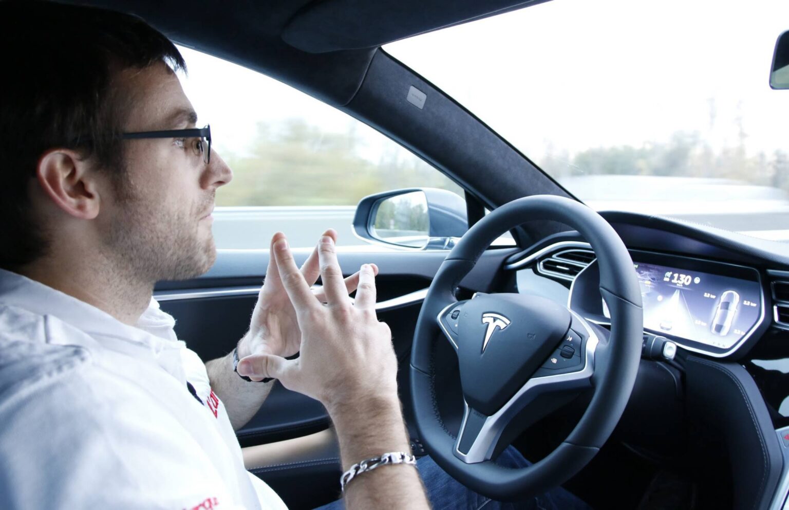Il Grande Fratello di Tesla: video ripresi dalle telecamere delle auto finiscono sulle chat aziendali tesla autopilot