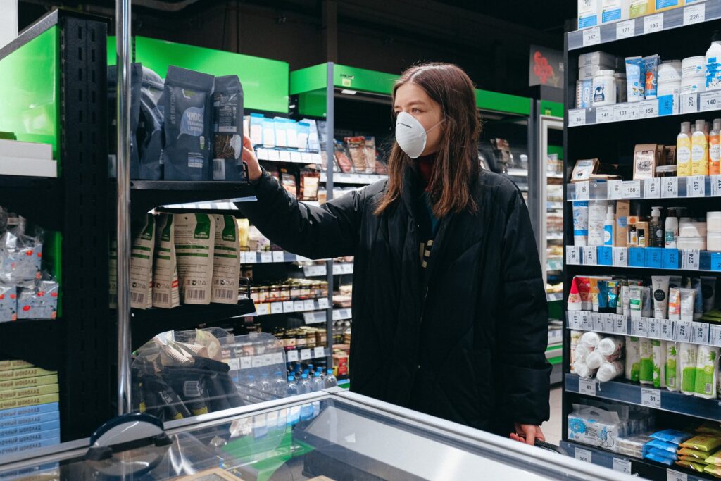 Per uscire dalla crisi Governo pronto al taglio dell’IVA in Italia? woman in face mask shopping in supermarket 3987216
