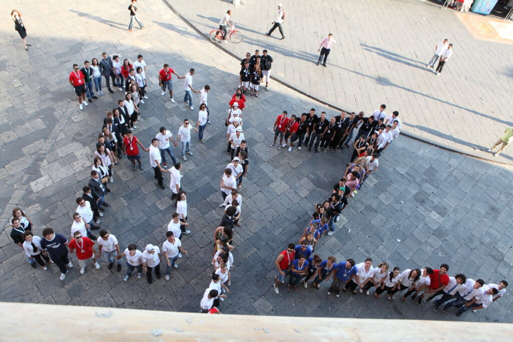 Come diventare #studenteimprenditore: ecco chi ha vinto BIZ Factory I ragazzi di BIZ Factory in p.za sant oronzo