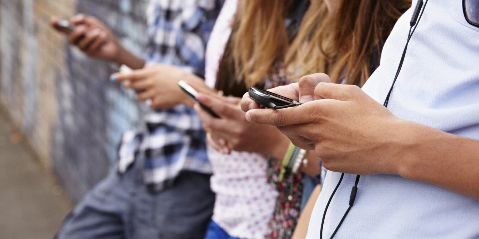 Altro che divieto: 6 studenti su 10 continuano a usare il cellulare in classe social