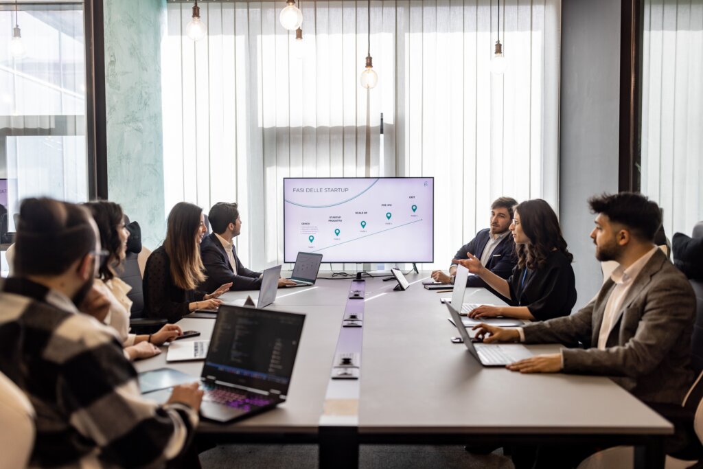 Quanti posti di lavoro hanno generato le startup in Italia? Tutti i numeri. Nel 2024 il fatturato dell'ecosistema raggiunge 14,5 miliardi di euro Ecosistema innovazione come lavora una fabbrica di startup Futurea 1