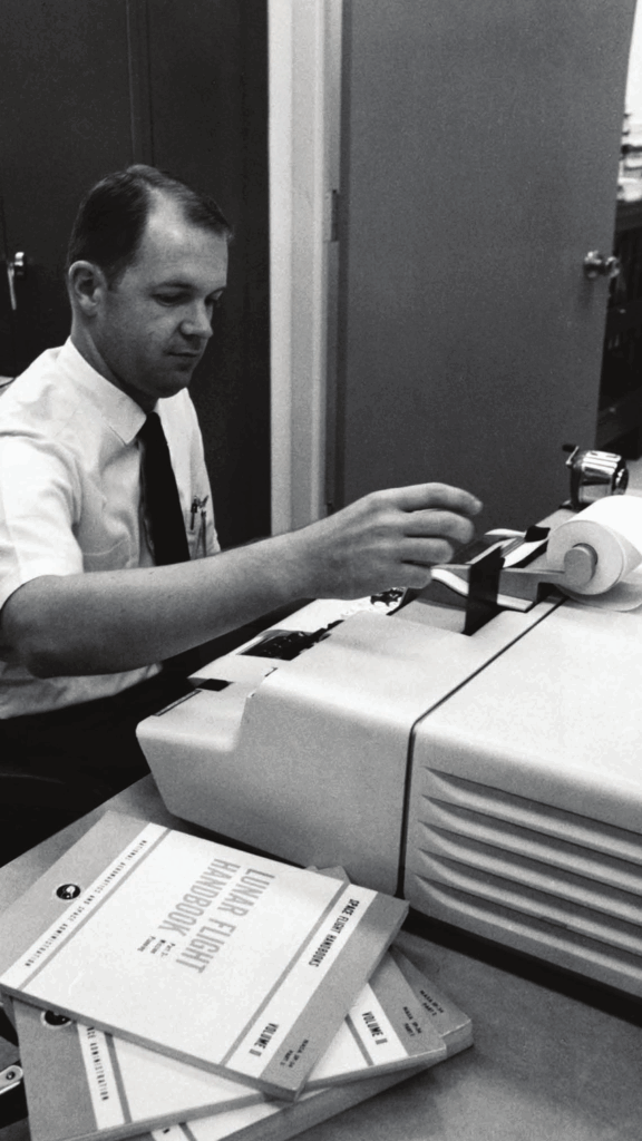Sessant'anni fa nasceva il primo personal computer. Ed era italiano. Inventato da Olivetti "quasi in clandestinità" A NASA scientist works with the Olivetti P101 1969 The P101 was used as a calculation 1